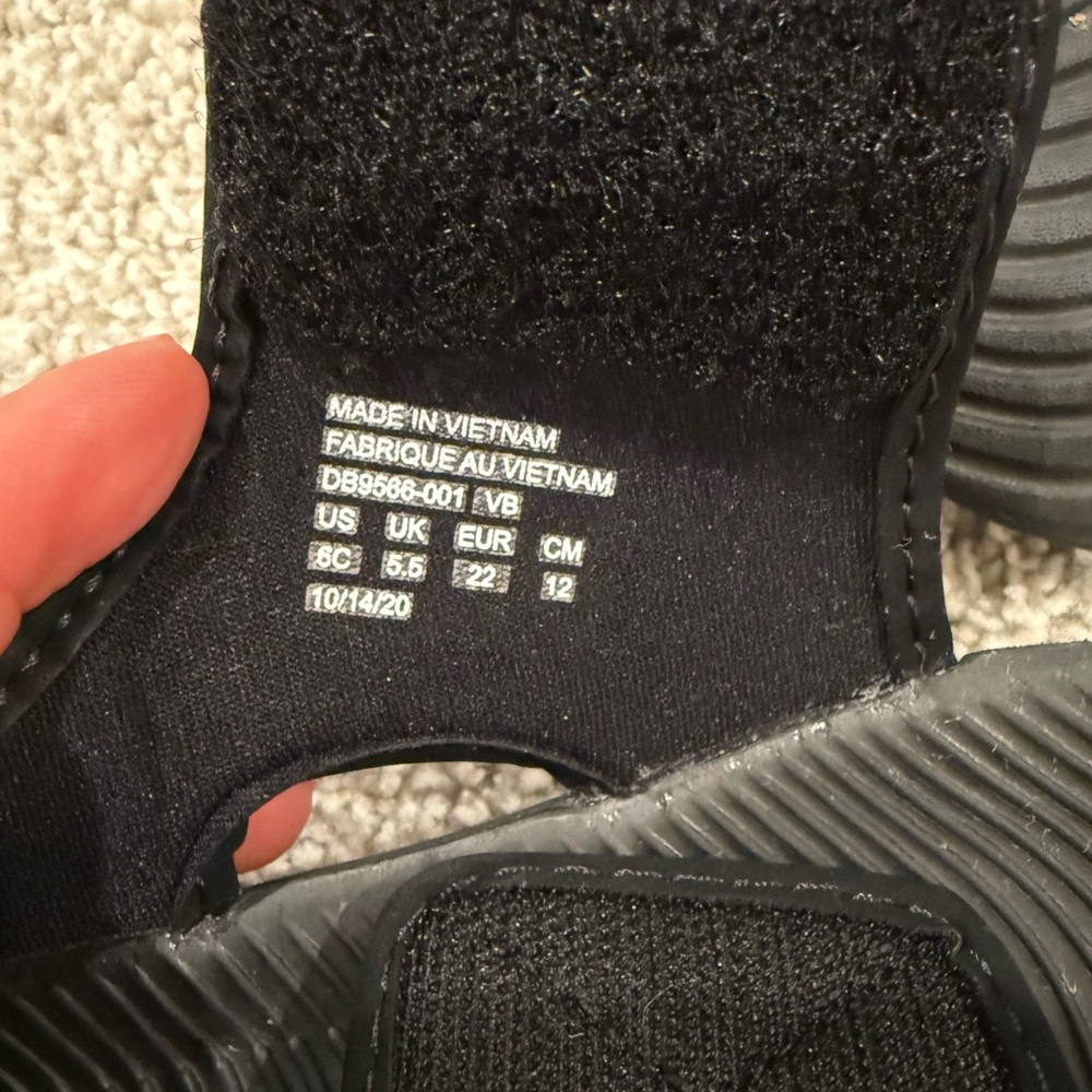 Nike Kids Black and White Sandals - Picture 4 of 4